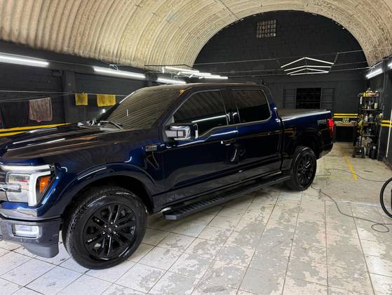 FORD F-150 5.0 V8 GASOLINA CD LARIAT BLACK FX4 AUTOMÁTICO